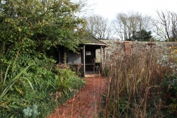 Rottingdean Kiplingův dům - altánek, kde spisovatel rád odpočíval